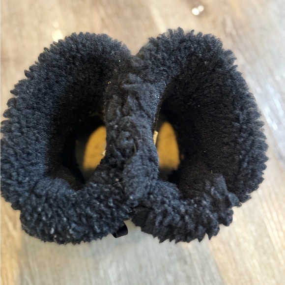 extremely worn black short bow tie Uggs size 4 - Picture 4 of 6